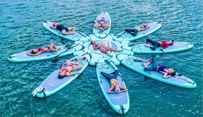 夏日水上活動推介丨#7. 水上直立板瑜珈瑜珈絕對是近年大熱的運動之一，但是你又有沒有想過可以體驗在水面上做瑜珈？水上瑜珈除了有著修身減肥的好處之外，還可以讓你遠離煩囂丶好好放鬆一下身心。水上瑜珈會於淺